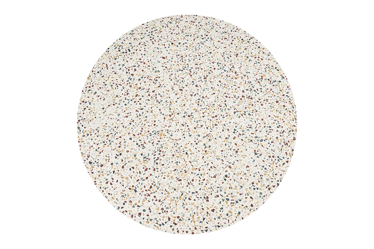Tavolino basso rotondo in terrazzo visto dall'alto, motivi multicolori.