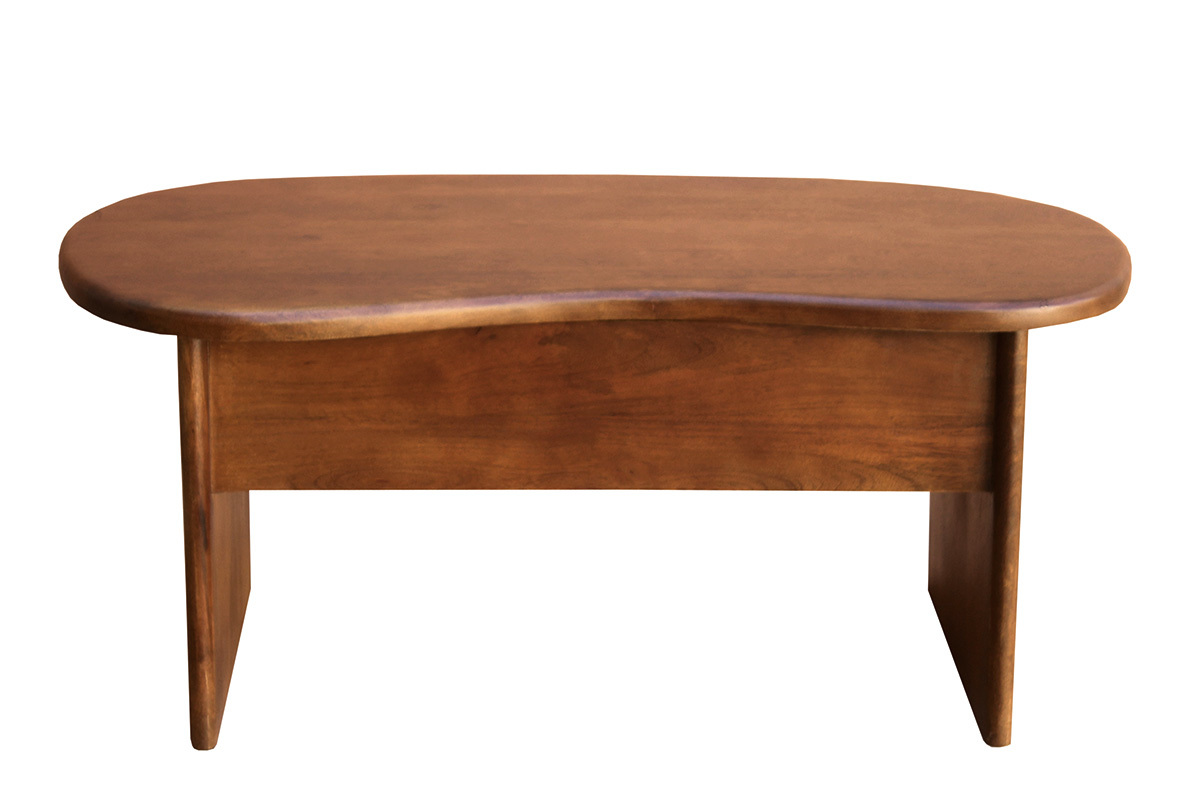 Tavolino basso sollevabile dal design a fagiolo in legno di mango, vista frontale.
