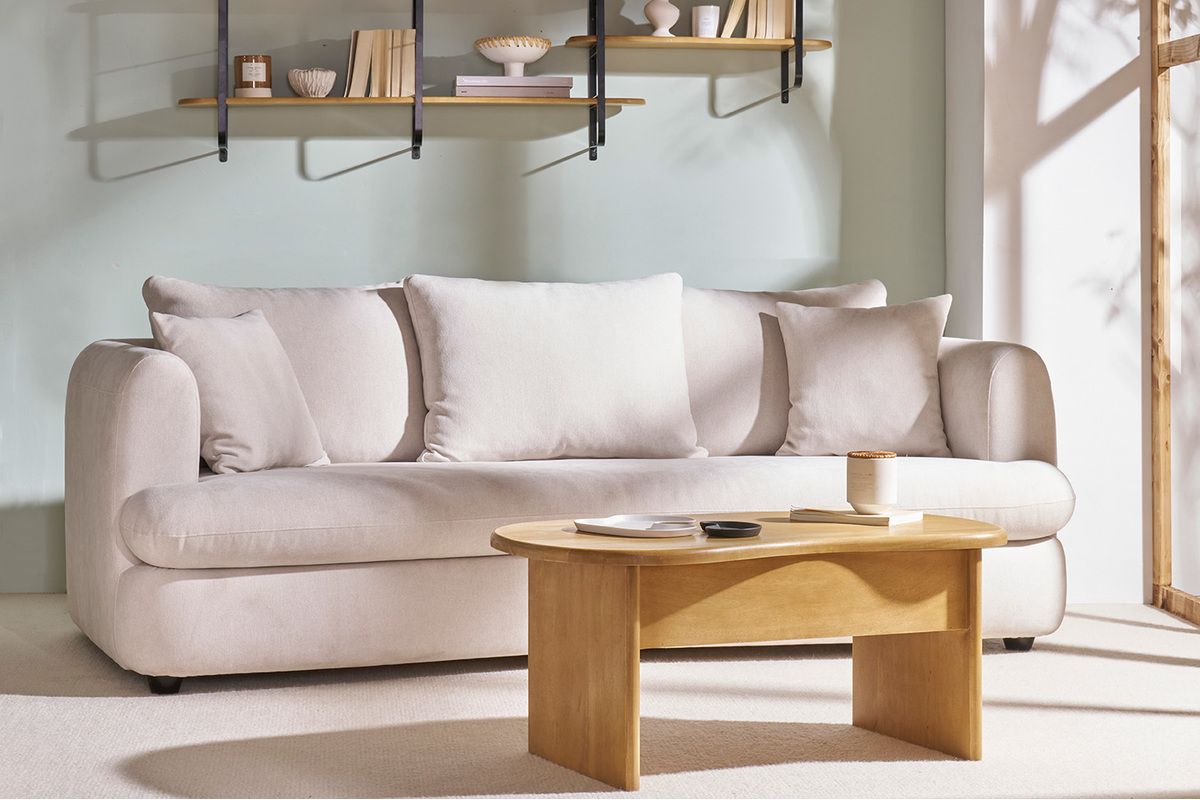 Tavolino basso sollevabile dal design a fagiolo in legno massello di mango con vano contenitore, vista laterale.