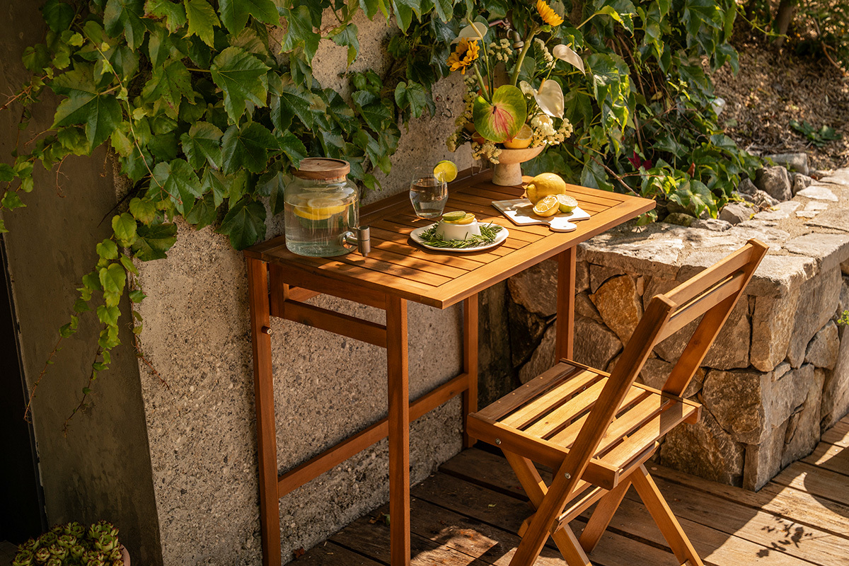Tavolo da balcone pieghevole in legno massello L80 cm CARMEN con decorazioni, vista frontale.