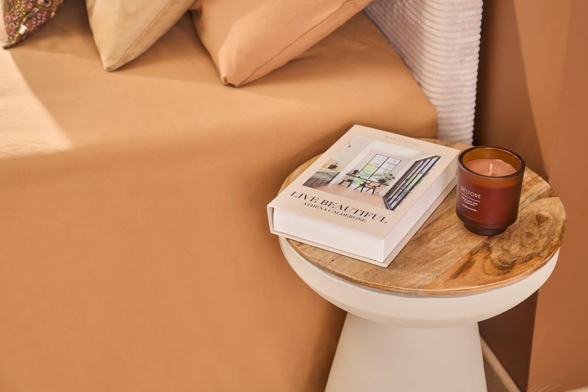 Tavolino da caff� rotondo design con struttura in metallo �cru e legno massello di mango H52 cm TAM