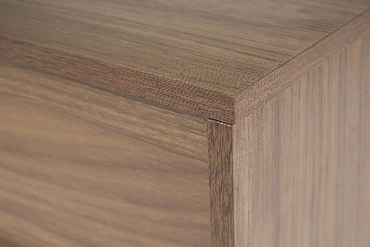 Dettaglio di un tavolino in legno scuro con finitura noce.