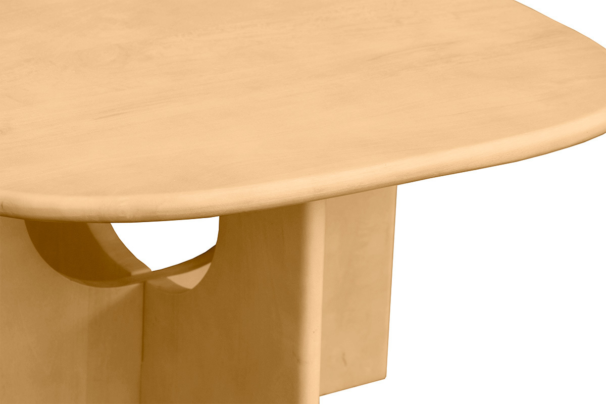 Tavolino basso quadrato in legno massello di mango, vista ravvicinata del piano e dei bordi arrotondati.