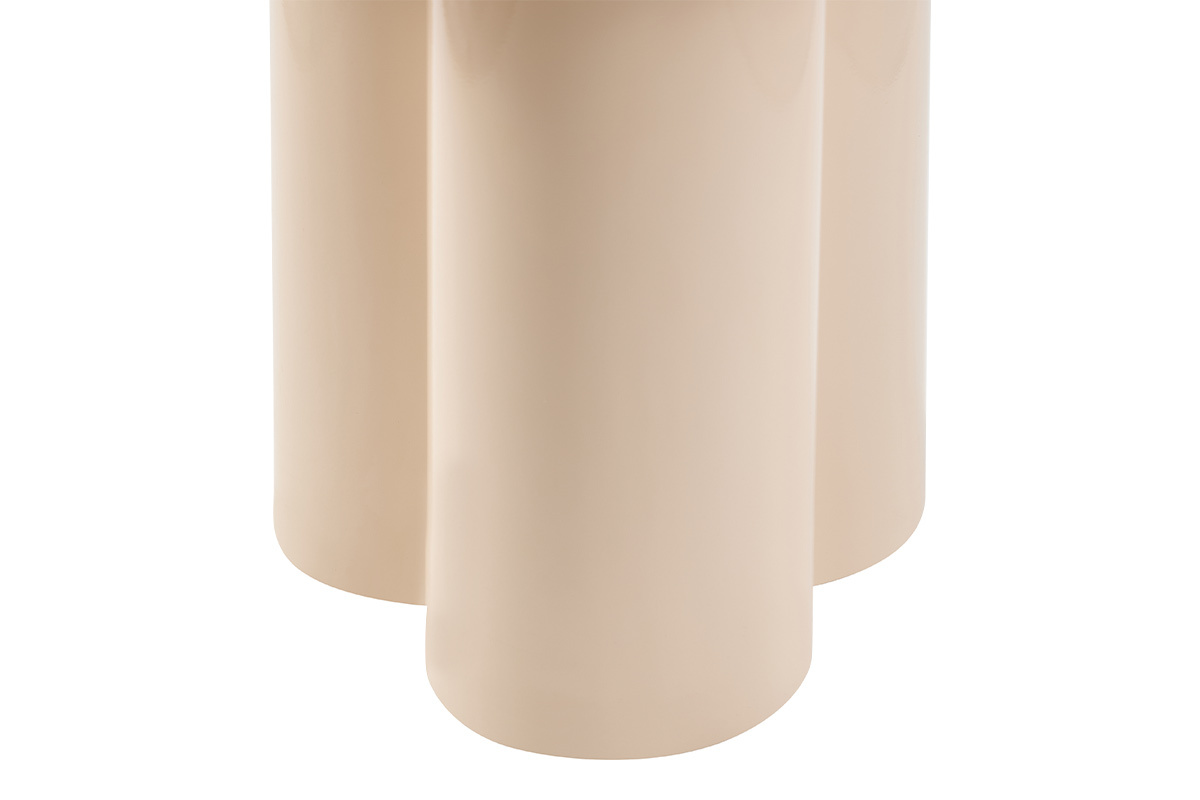 Dettagli della base del tavolino di design in metallo smaltato beige, vista ravvicinata