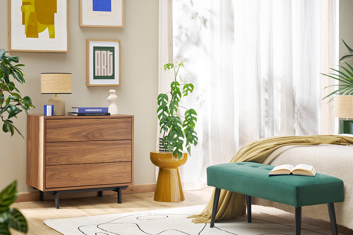 Tavolino rotondo in metallo smaltato bronzo con pianta, in camera luminosa.