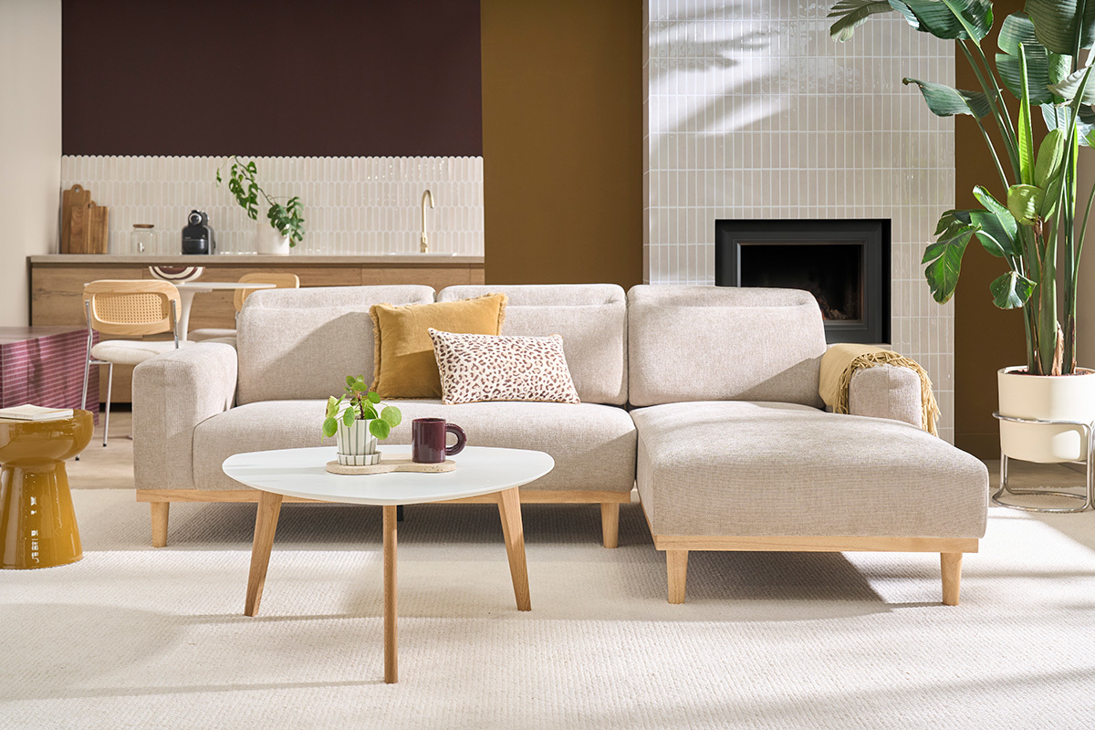 Tavolino da caff� scandinavo EKKA bianco e legno chiaro, vista frontale con divano e decorazione d'interni.