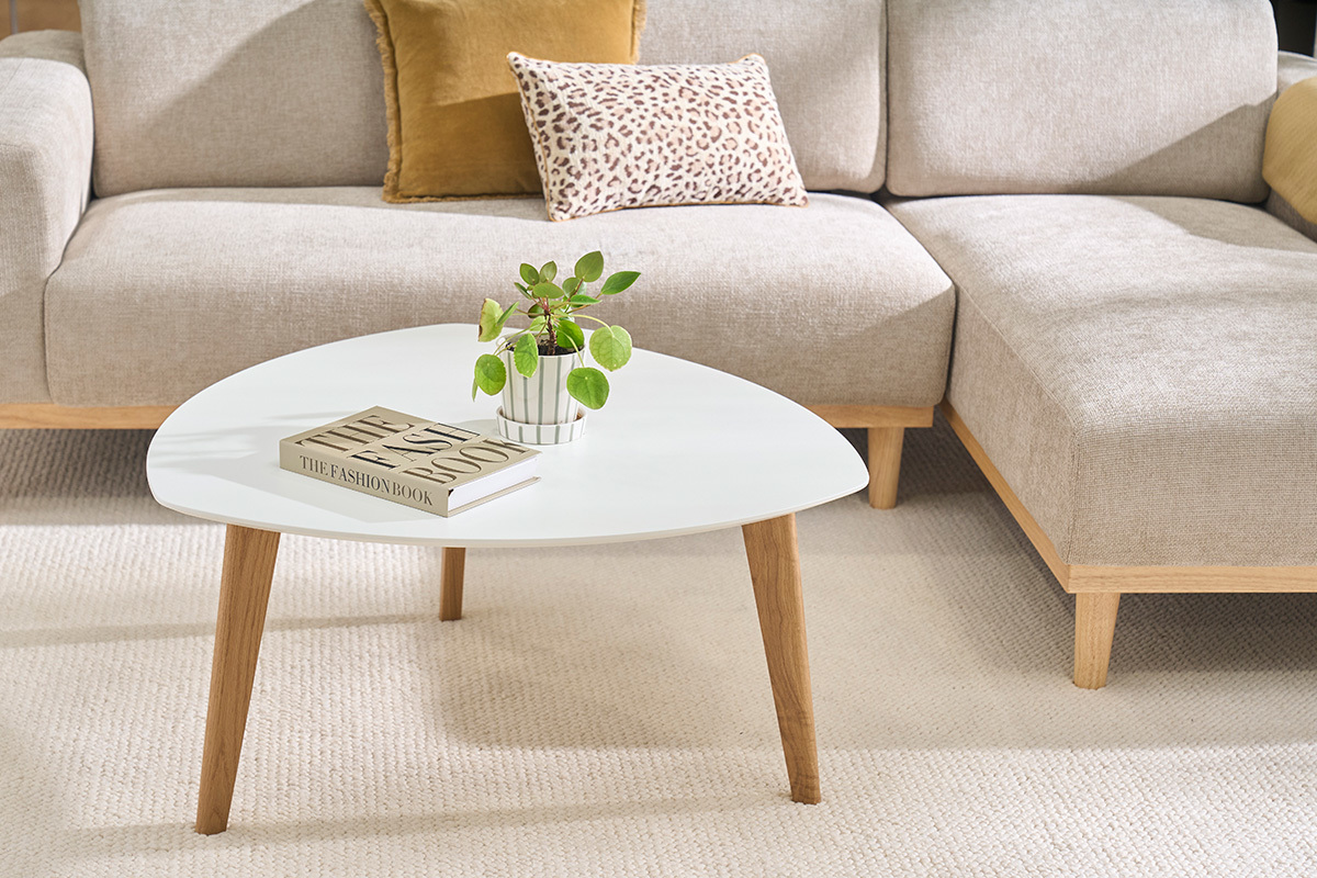 Tavolino da caff� scandinavo bianco e legno chiaro di rovere, vista dall'alto con pianta e libro sopra, soggiorno accogliente