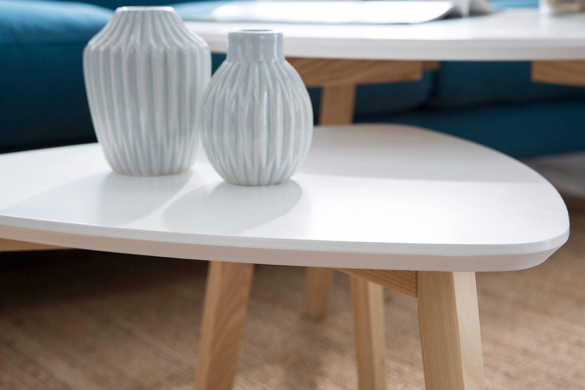 Tavolino design triangolare color bianco SARA
