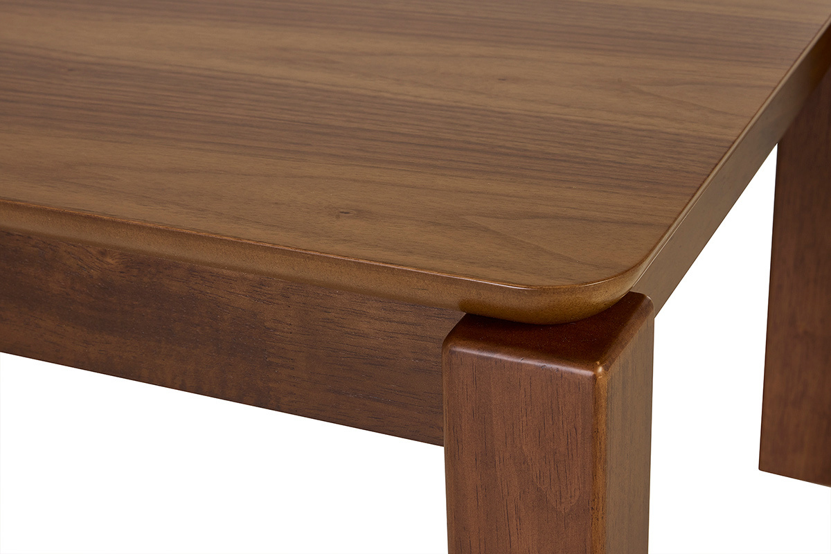 Dettaglio del piano e di una gamba del tavolino rettangolare in legno scuro noce