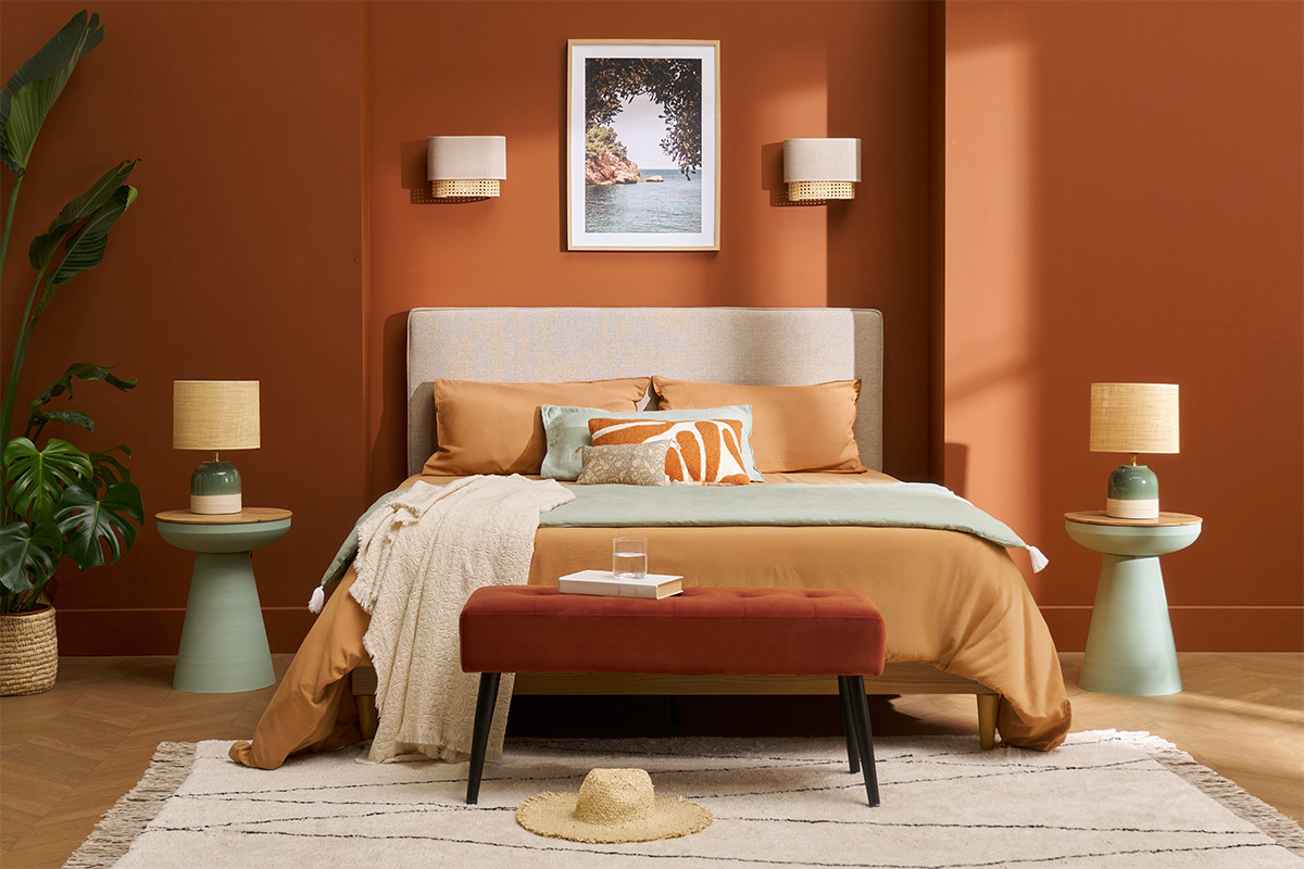 Tavolino rotondo design con vano in metallo celadon e legno massello di mango H52 cm TAM