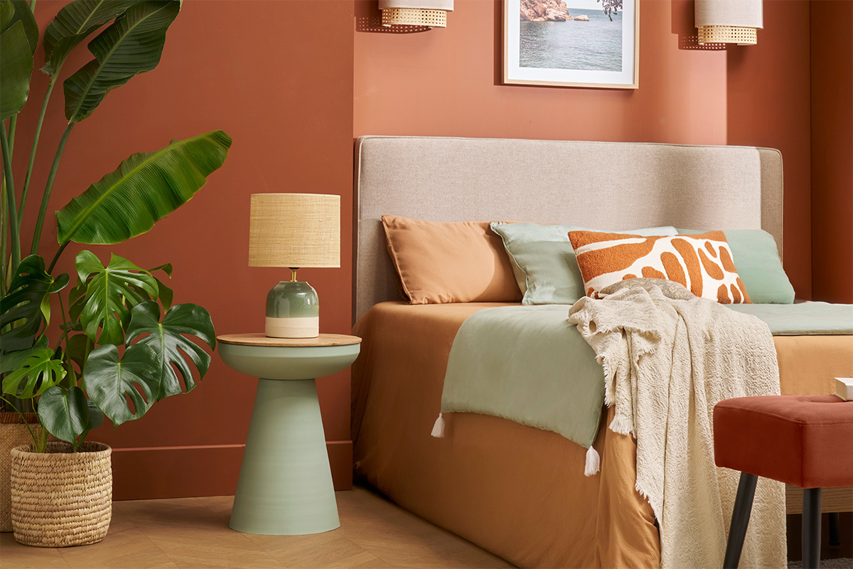 Tavolino rotondo design con vano in metallo celadon e legno massello di mango H52 cm TAM