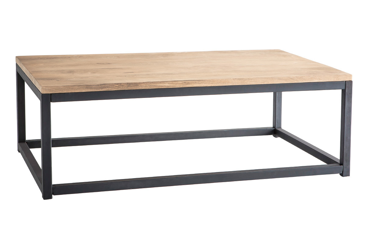 Tavolino basso rettangolare in legno chiaro di mango e metallo nero, vista a 3/4.