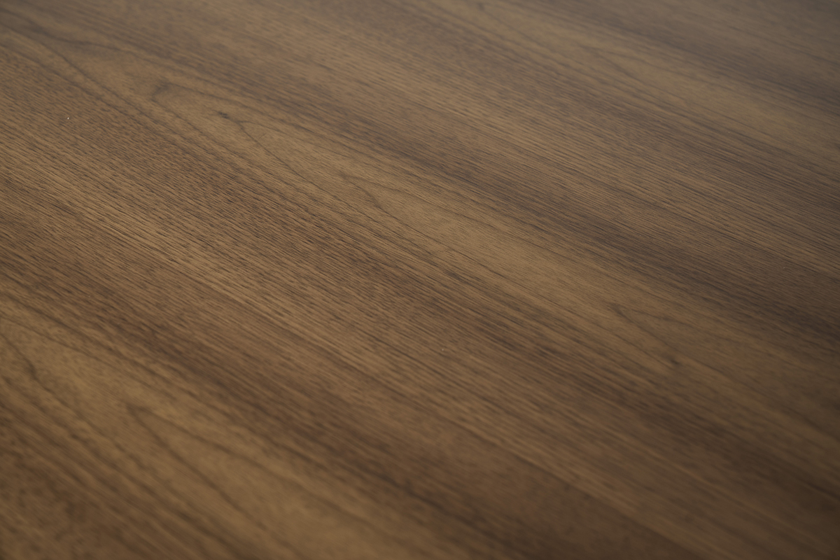 Piano in legno scuro del tavolo allungabile rettangolare CLAUDIE, vista dettagliata.