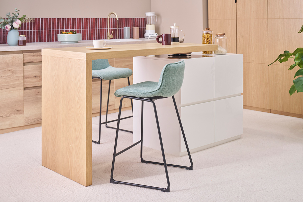 Isola da bar modulare bianca e in legno, sgabelli alti verdi, vista interna.