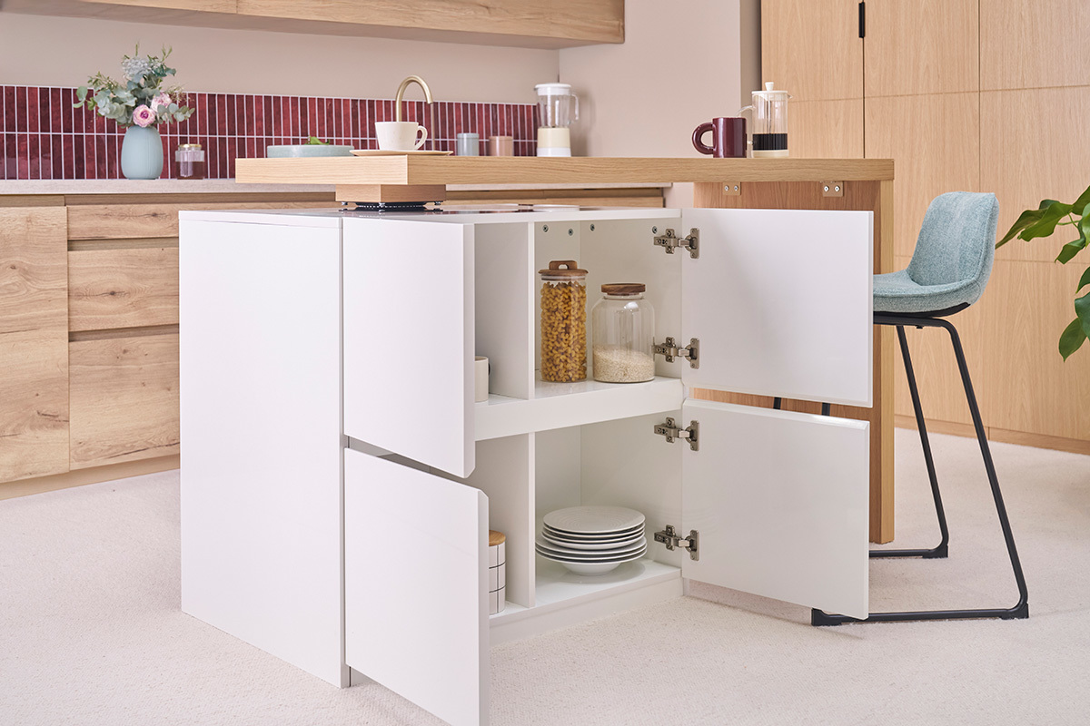 Isola opaca bianca con piano in quercia, porte aperte che mostrano la disposizione, sgabello blu accanto.