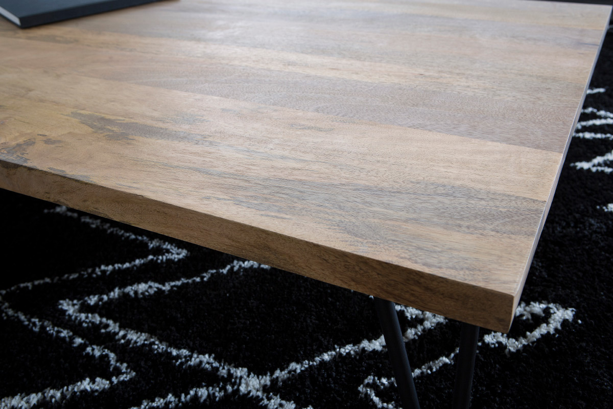 Tavolo basso in legno di mango con piede a forma di spillo in metallo modello VIBES
