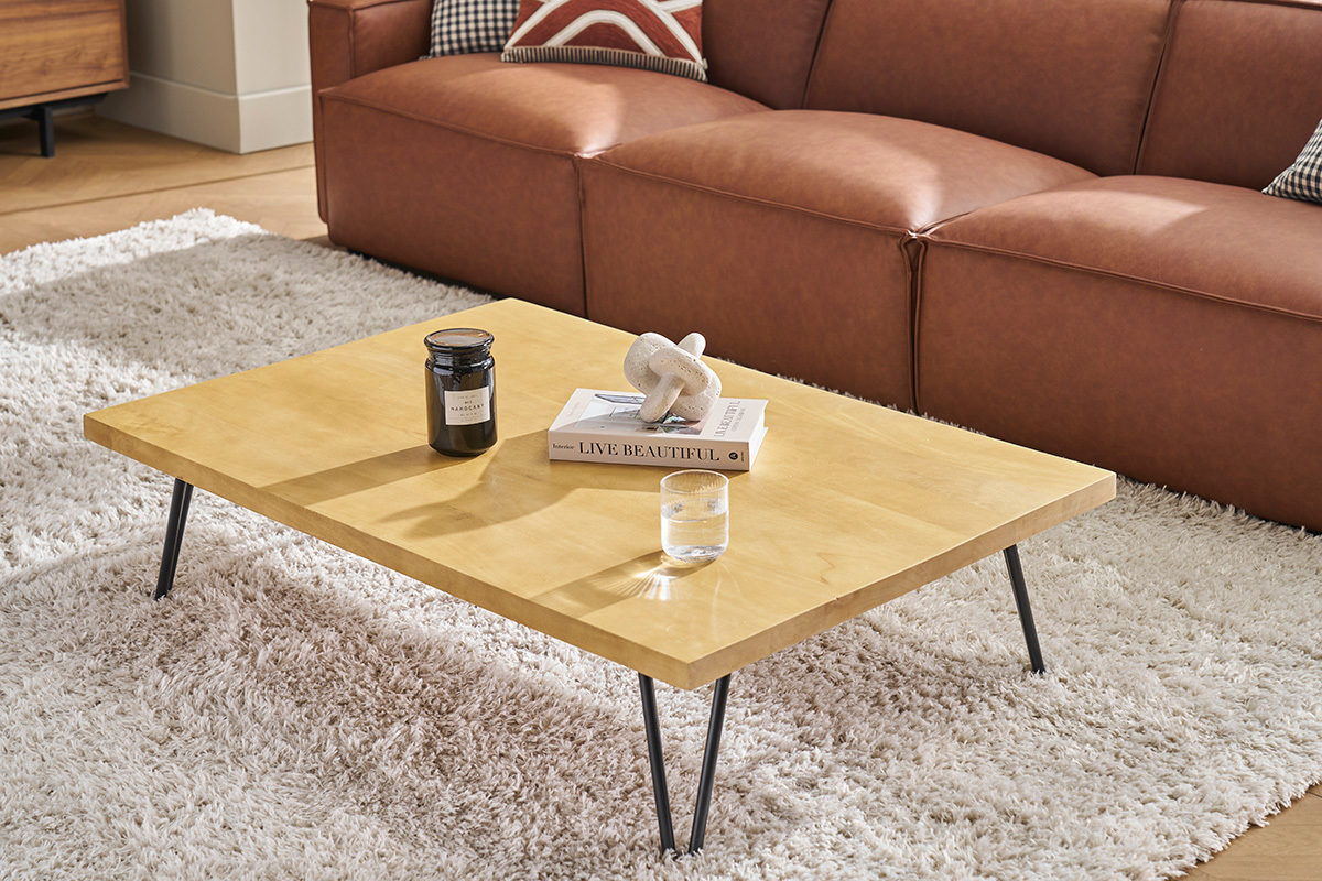 Tavolino rettangolare in legno di mango con gambe in metallo nero, vista angolare, su tappeto bianco.