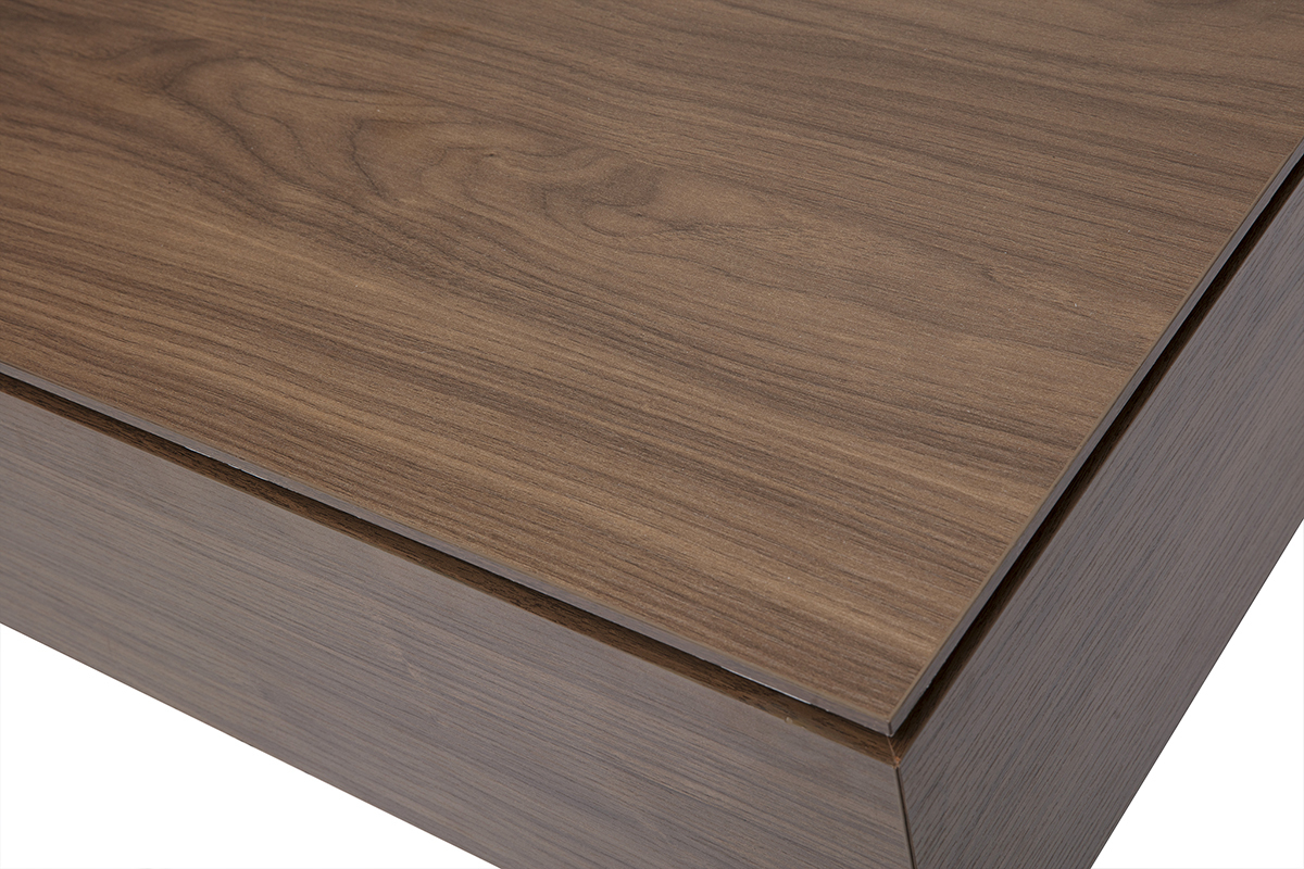 Primo piano sul tavolino sollevabile in legno con finitura in noce.