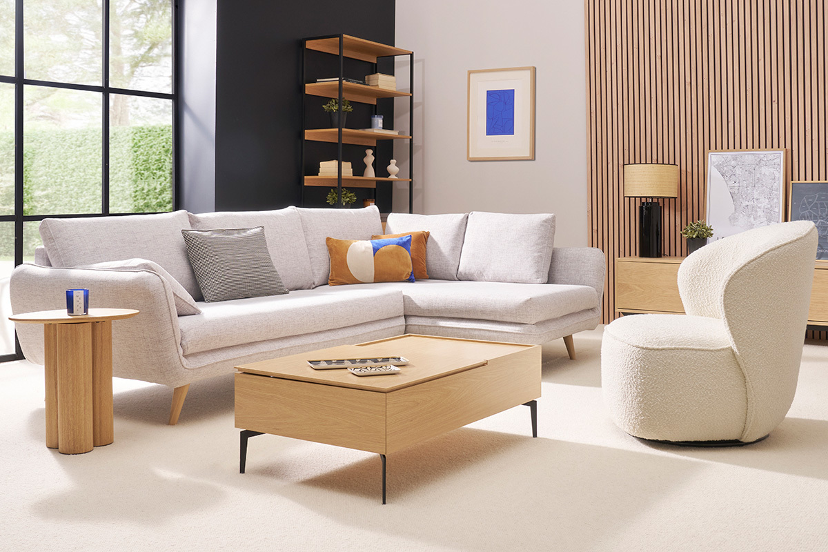 Tavolino sollevabile SEDA in legno con basamento in metallo nero in un salotto moderno.