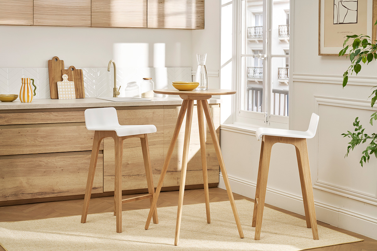 Tavolo da bar rotondo in legno da 60 cm con sgabelli in una cucina moderna.