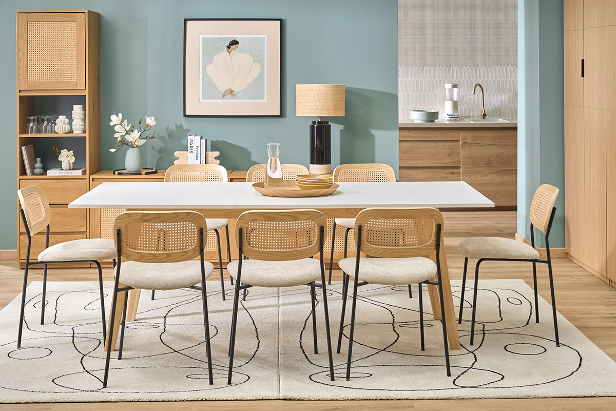 Tavolo allungabile rettangolare bianco e legno chiaro con sedie intorno, vista d'insieme in un interno moderno.