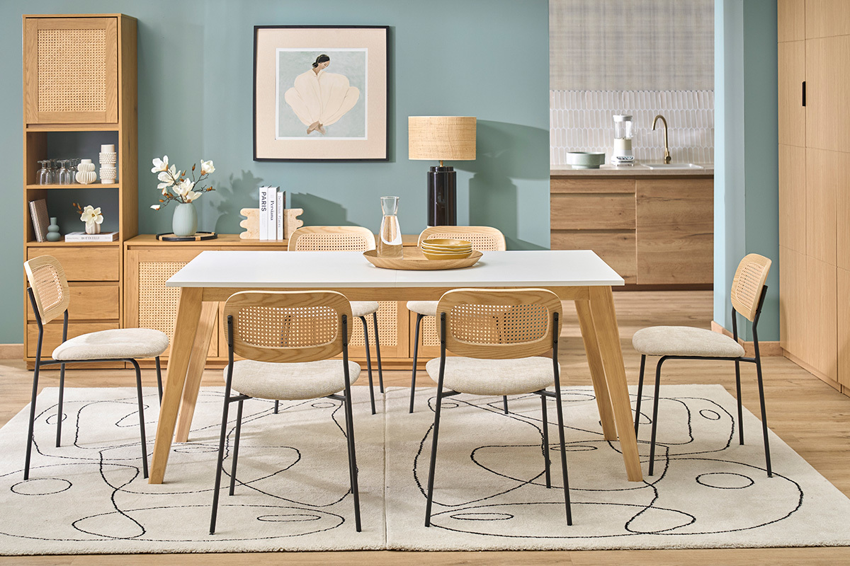 Tavolo rettangolare estensibile bianco e legno chiaro con sedie, vista frontale in un interno scandinavo