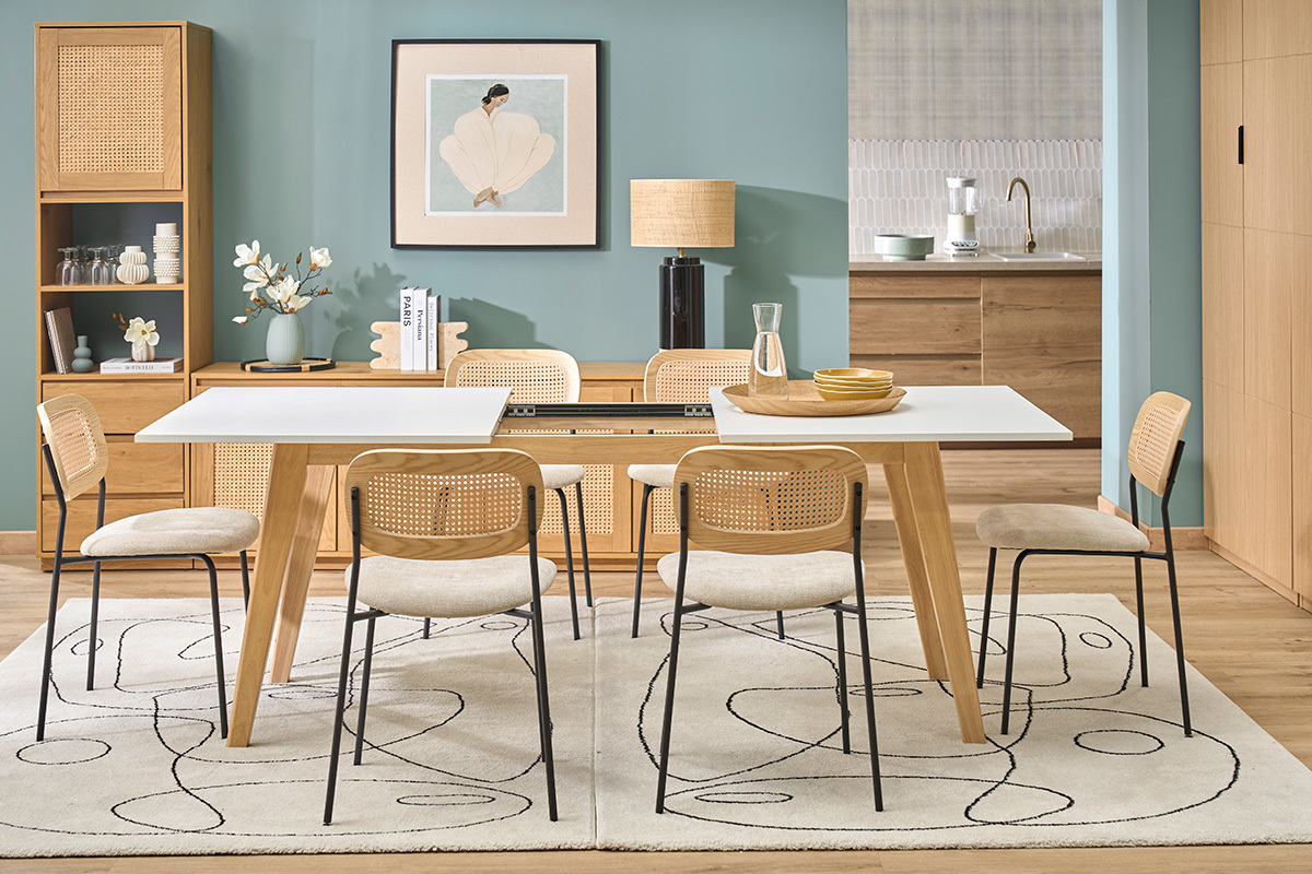 Tavolo allungabile rettangolare bianco e legno chiaro con sedie, vista frontale in un ambiente moderno.