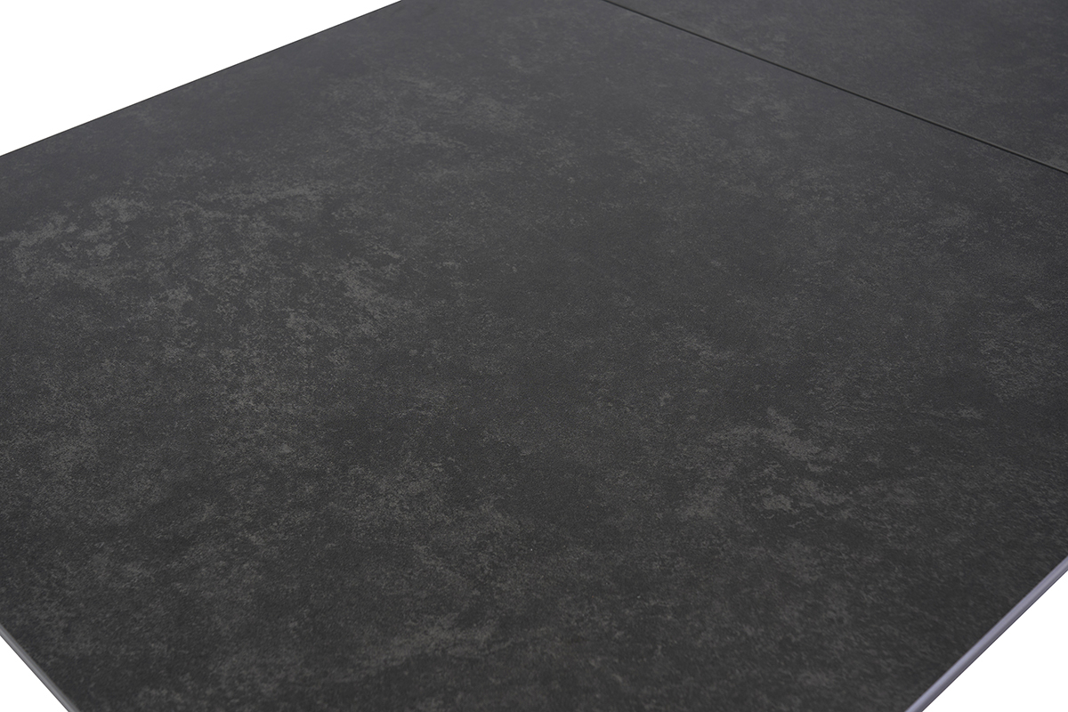 Vue en d�tail du plateau en c�ramique noire de la table extensible CARA