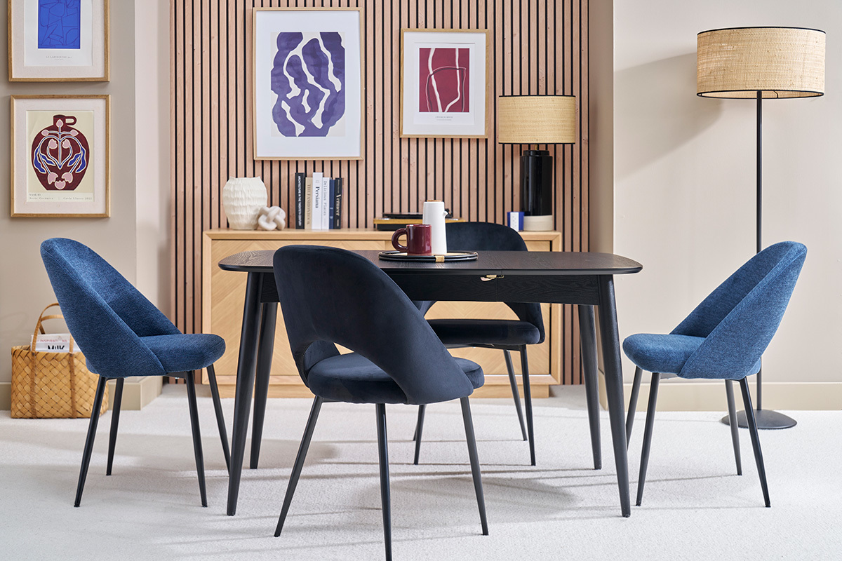 Tavolo da pranzo quadrato allungabile in legno nero con quattro sedie blu, vista laterale.