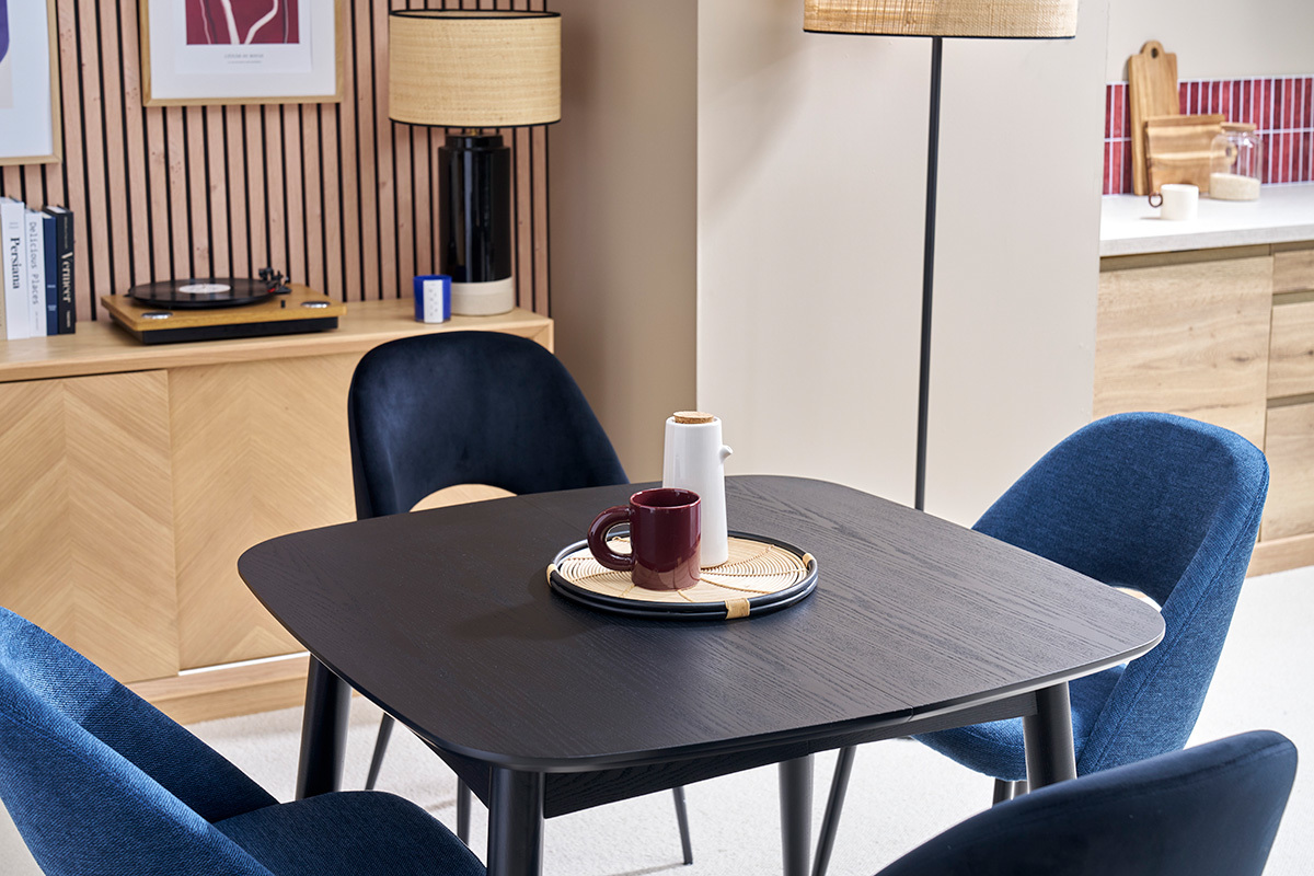 Tavolo da pranzo nero estensibile NORDECO con sedie blu, vista angolare.