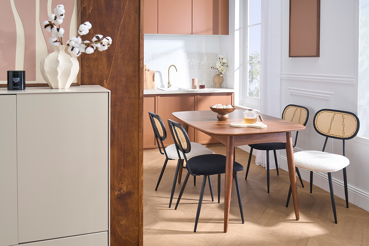 Tavolo da pranzo allungabile NORDECO in noce con sedie, vista parziale in una sala da pranzo moderna.