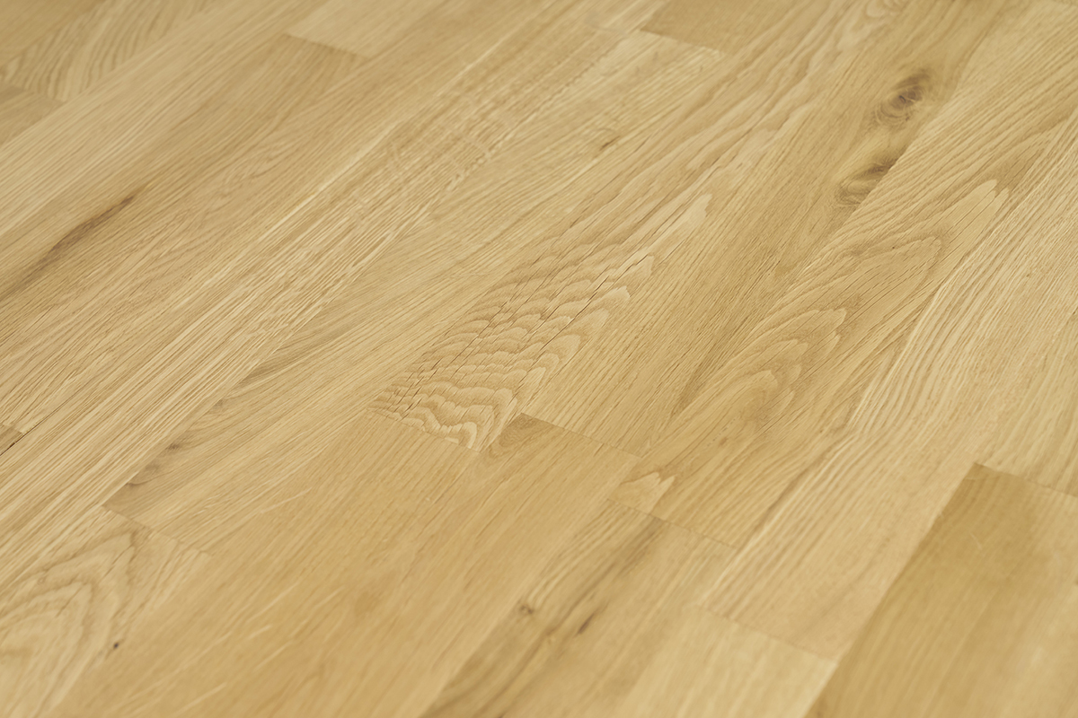 Piano di lavoro in quercia massiccia chiara, vista dall'alto.