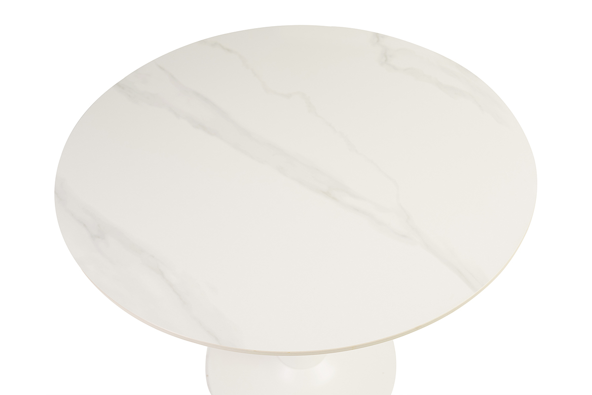 Tavolo rotondo in ceramica bianca visto dall'alto.