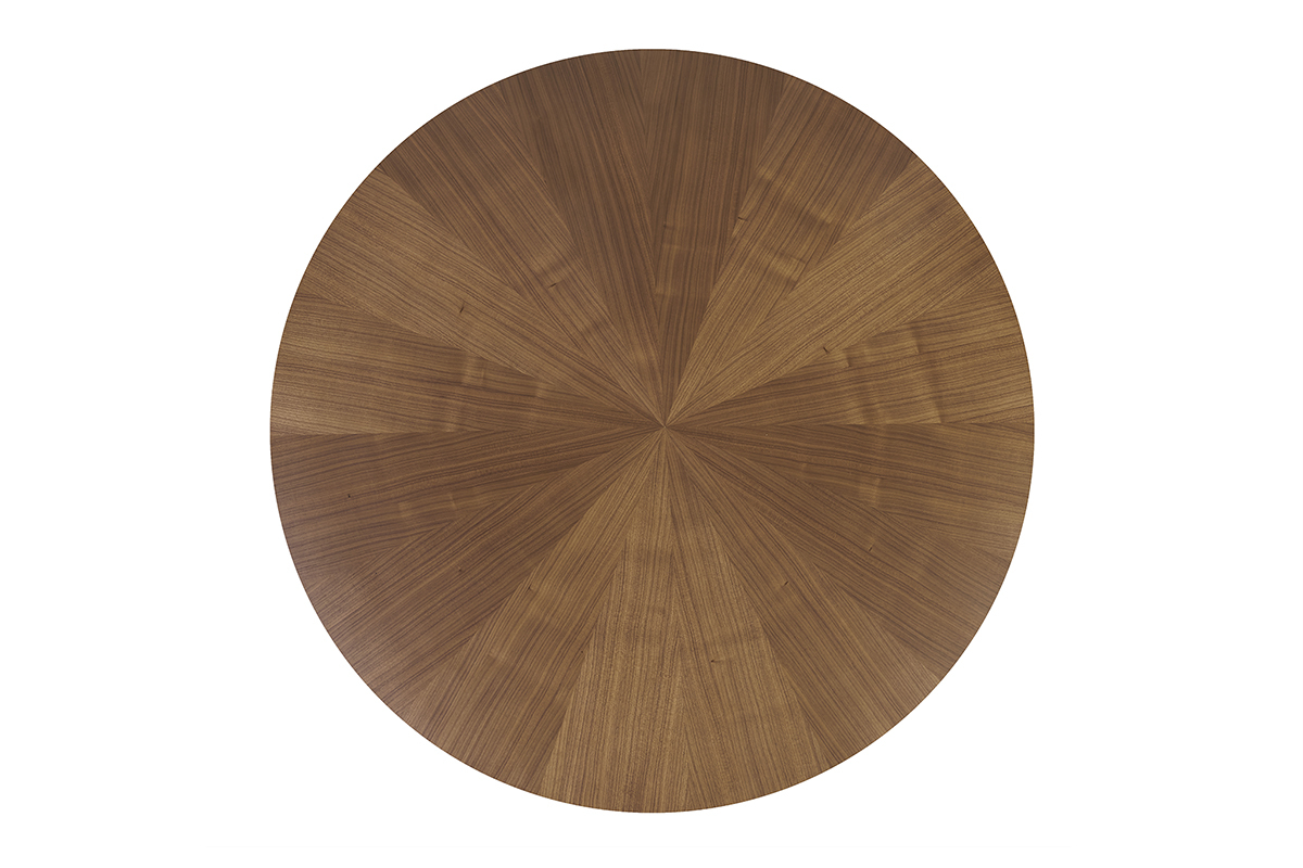 Tavolo rotondo in noce vista dall'alto con impiallacciatura a raggio di sole.