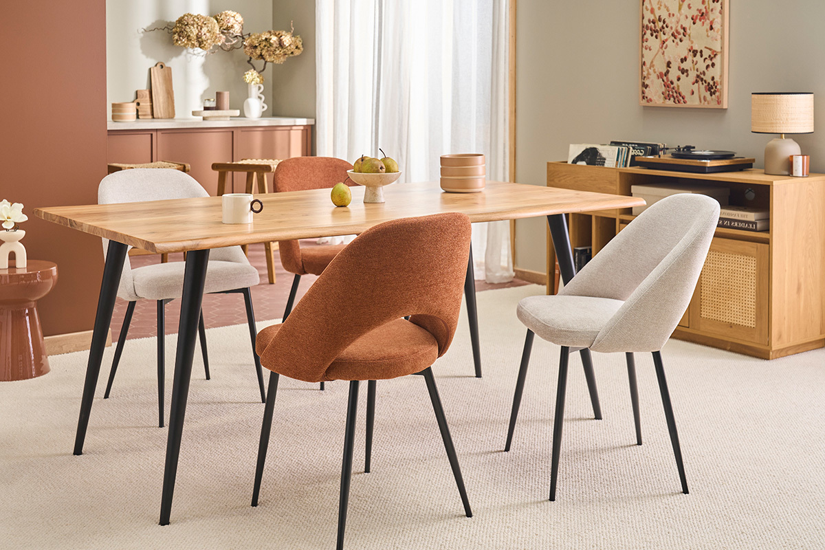 Tavolo da pranzo EDGE in legno e metallo nero con sedie, vista dall'interno.