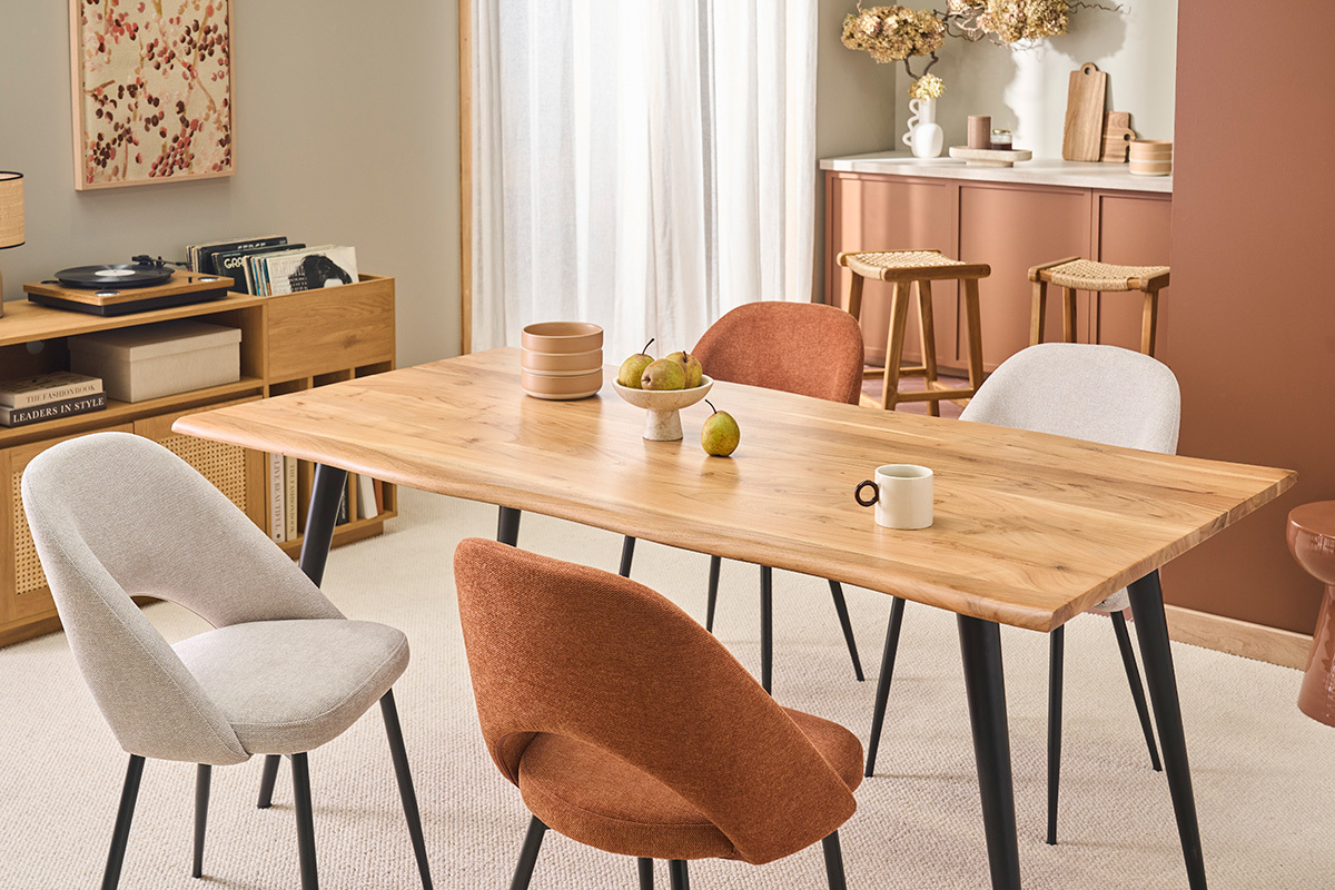 Tavolo da pranzo EDGE in legno e metallo nero con sedie, vista angolare.