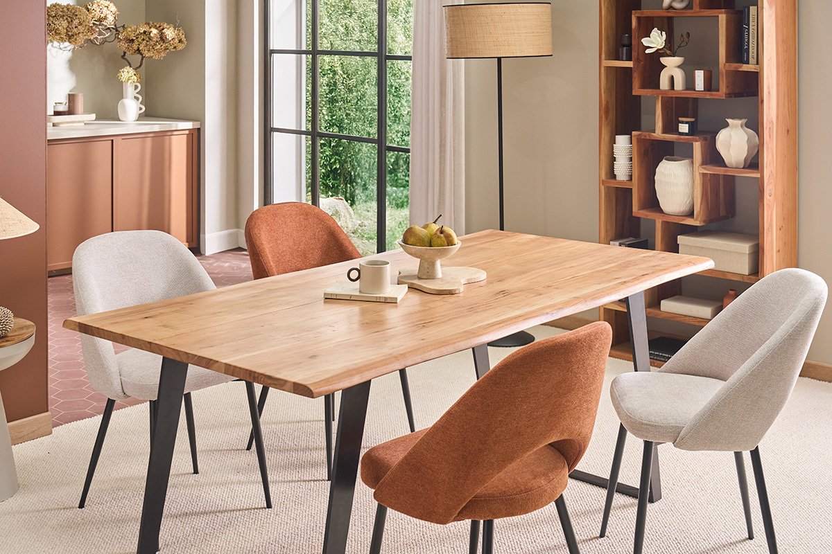 Tavolo da pranzo rettangolare in legno e metallo nero con sedie, vista dall'interno.