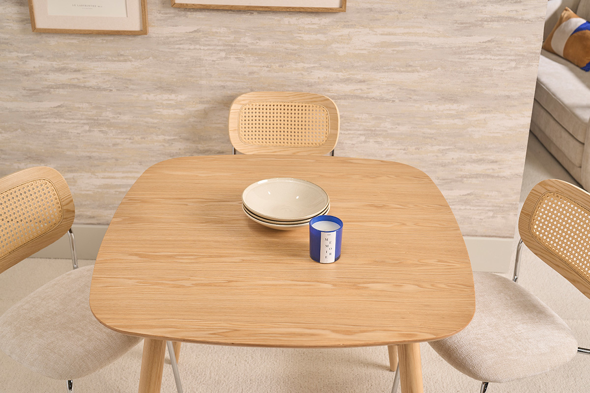 Tavolo da pranzo scandinavo quadrato in frassino naturale con piatti e tazza, angolo inclinato