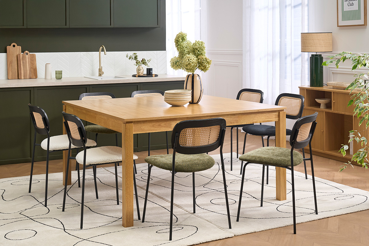 Tavolo da pranzo quadrato in legno chiaro con sedie, in una sala da pranzo moderna.