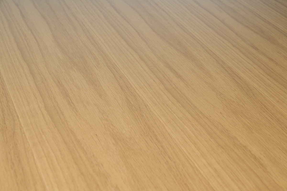 Superficie in legno chiaro del piano del tavolo da pranzo quadrato SYLVA.