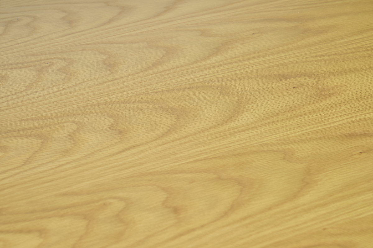 Primo piano sul piano in legno chiaro del tavolo LEENA.