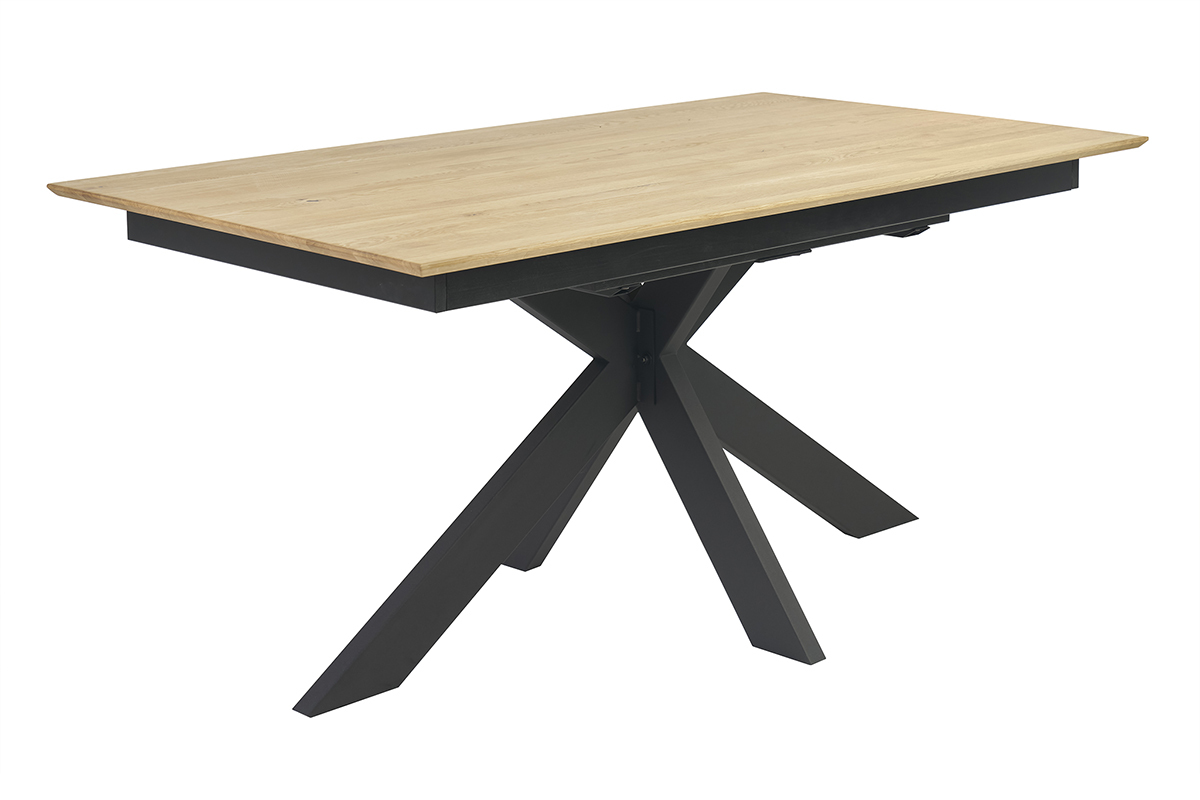 Tavolo da pranzo in rovere chiaro con gambe incrociate nere, vista angolare.