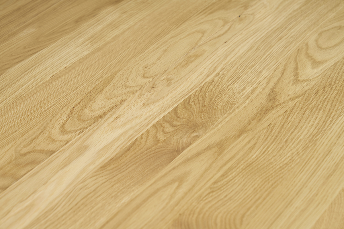 Primo piano del piano in quercia massiccia del tavolo da pranzo AGATA.