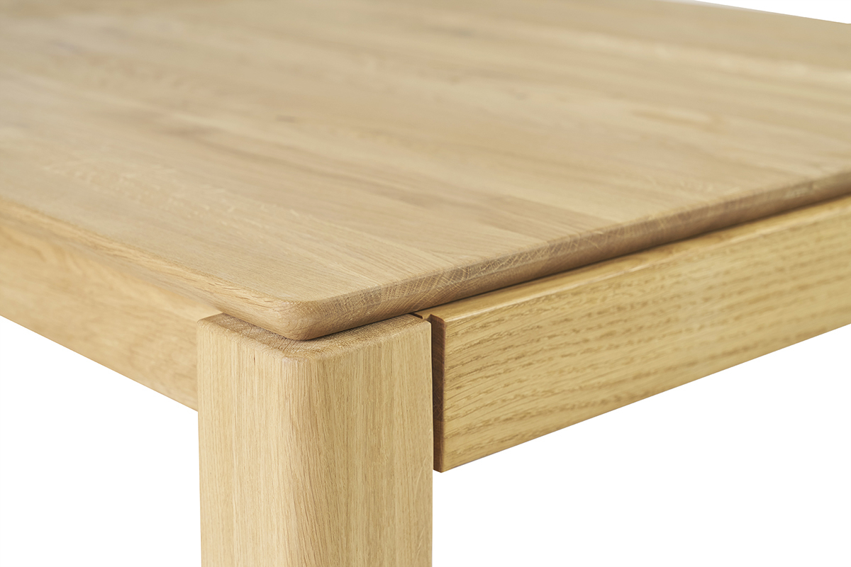 Dettaglio del tavolo in rovere chiaro massiccio, vista da vicino.