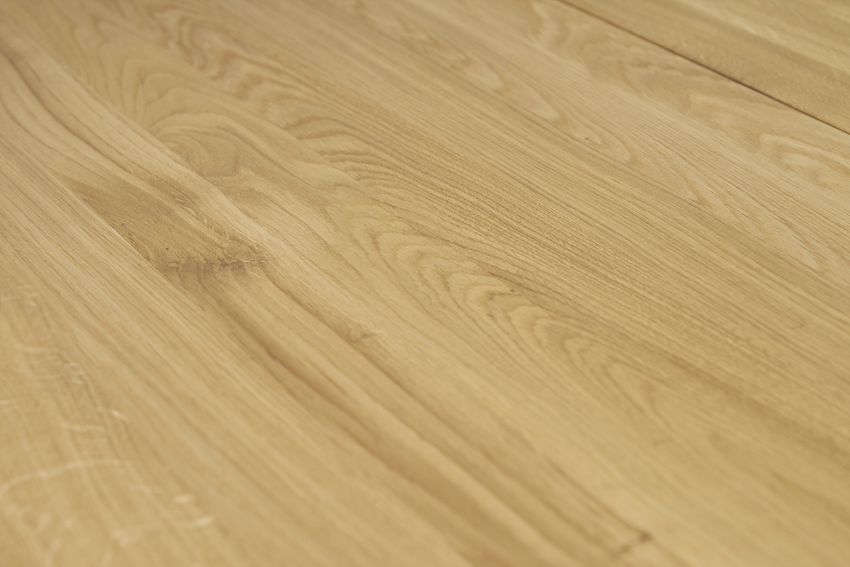 Primo piano del piano in rovere chiaro del tavolo NELYA.