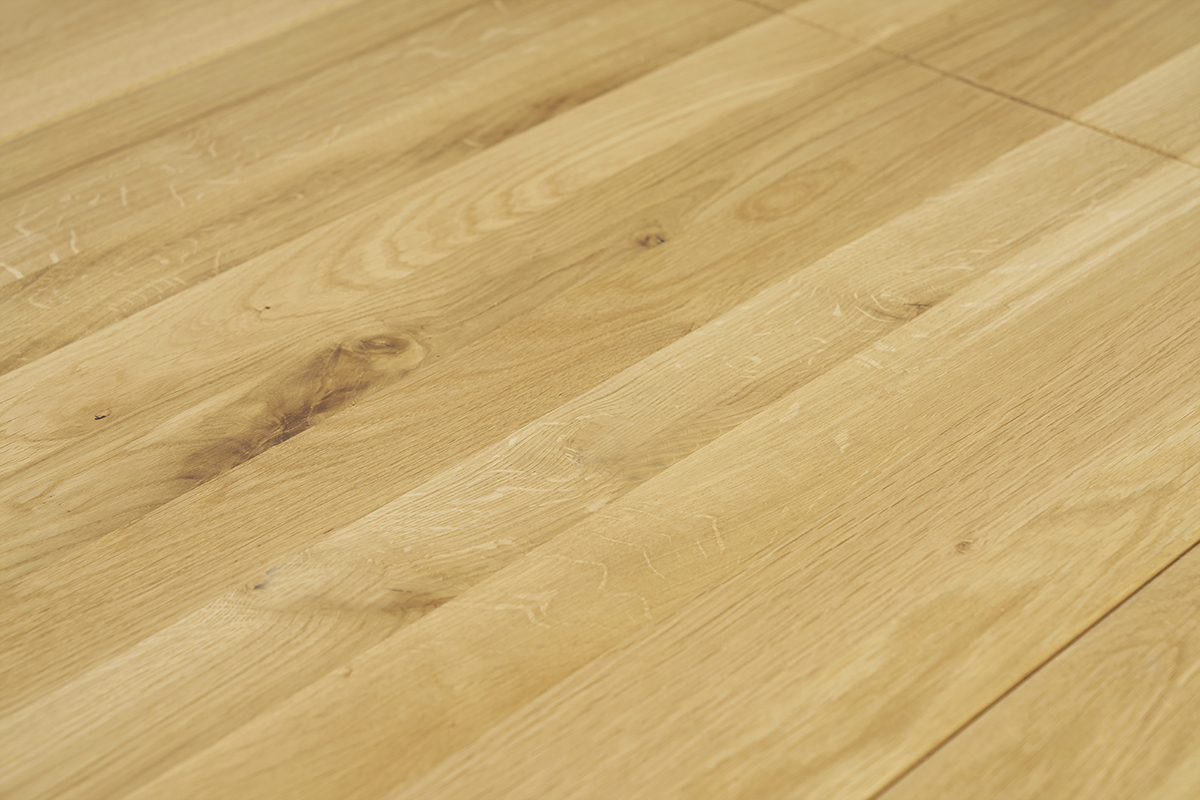 Primo piano sul legno di rovere massiccio del tavolo da pranzo OLGA.