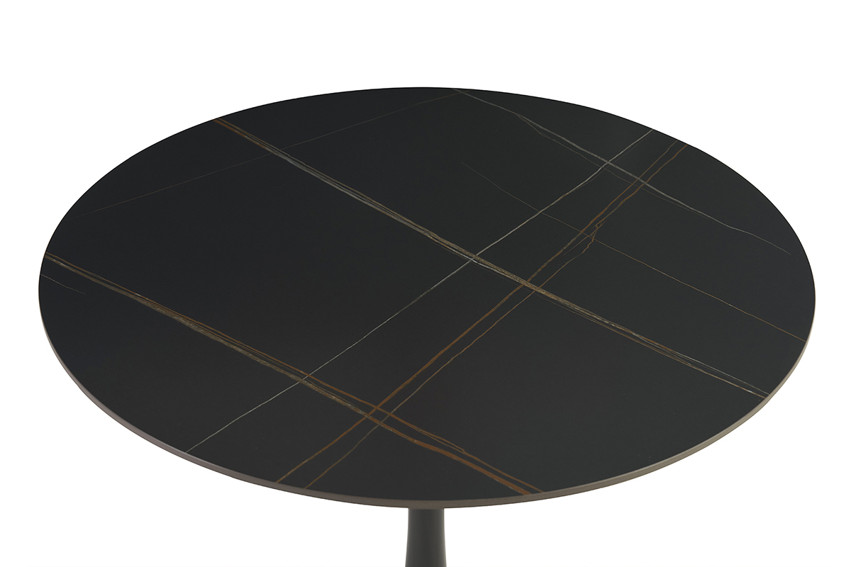 Dettaglio del vassoio in ceramica nera con motivi lineari arancioni del tavolo MALOU.