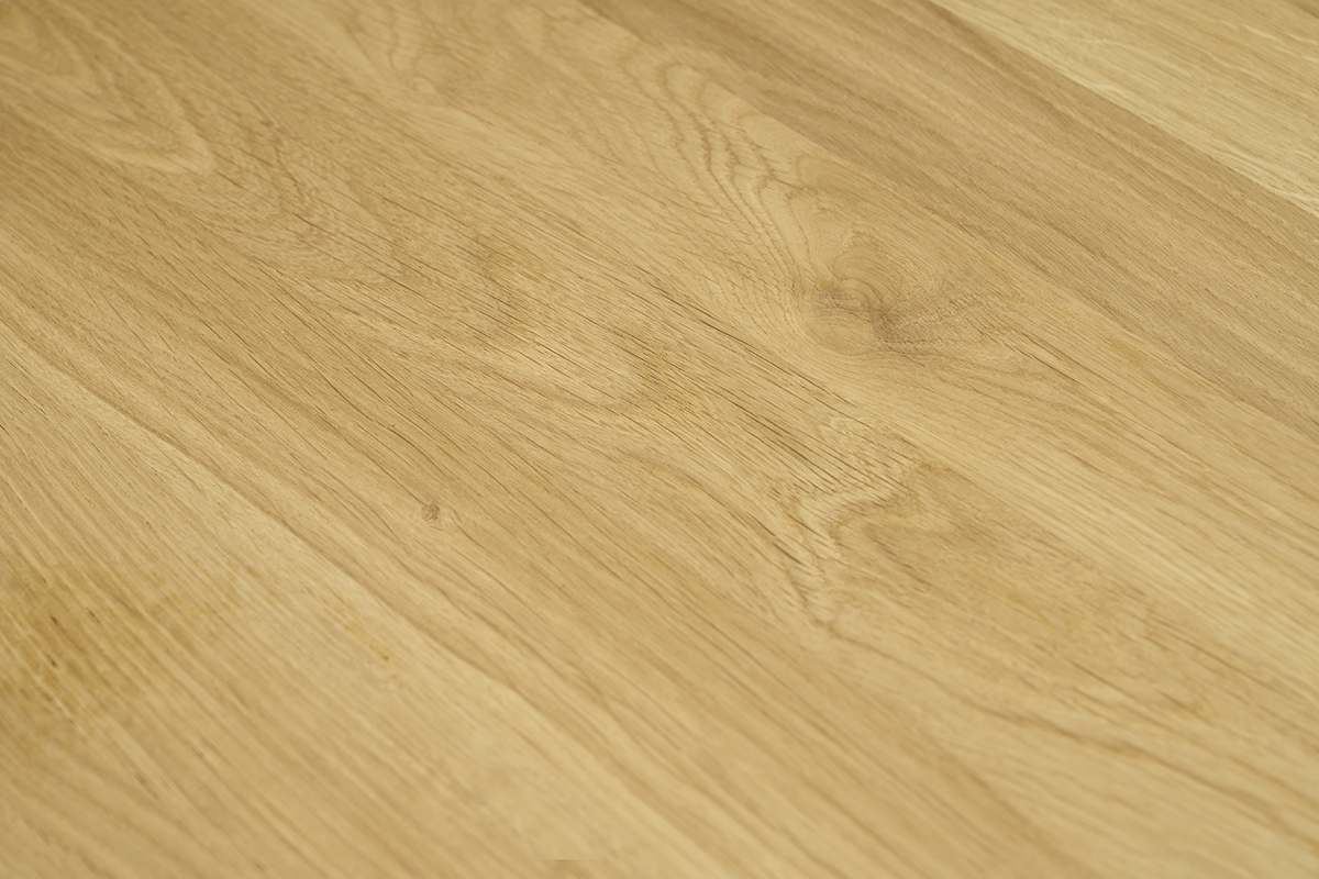 Primo piano del piano in legno chiaro di quercia massello del tavolo da pranzo rotondo OKSANA.