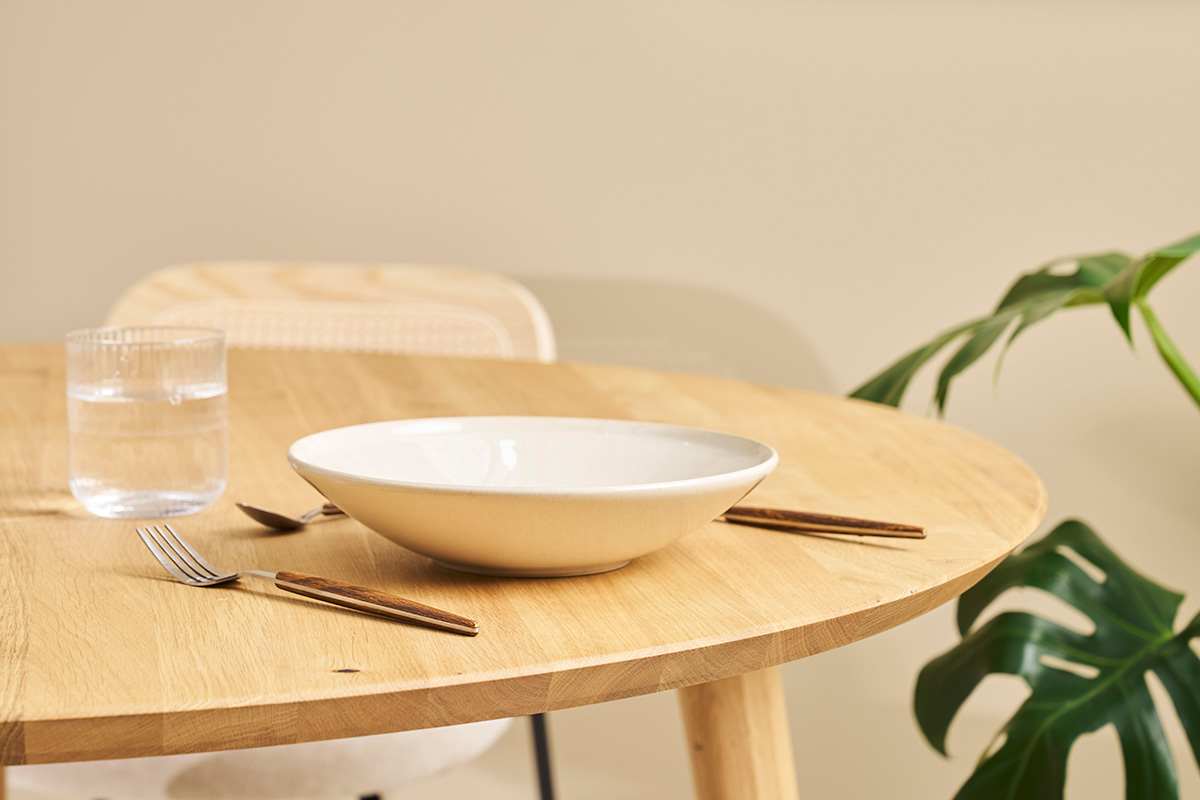 Tavolo da pranzo rotondo in legno chiaro di rovere massello D75 cm OKSANA