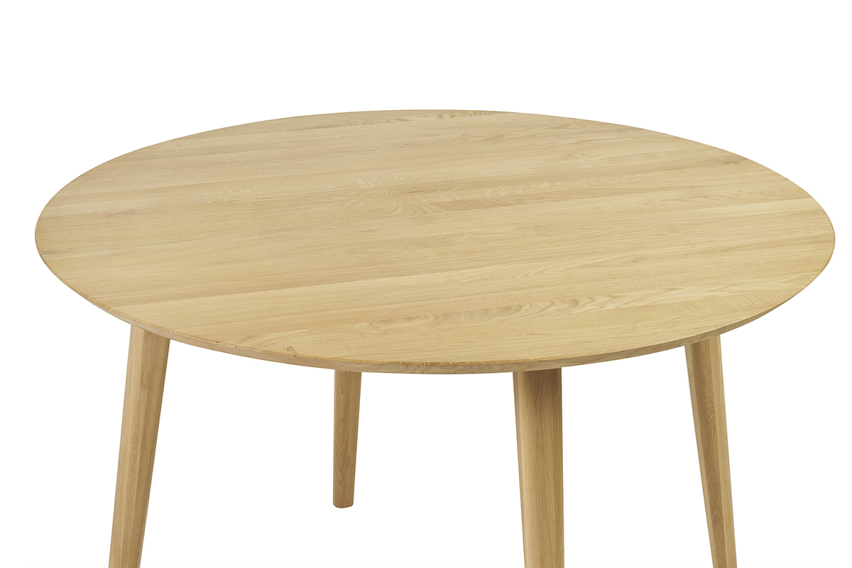 Tavolo da pranzo rotondo in rovere massello con gambe inclinate, vista dall'alto.